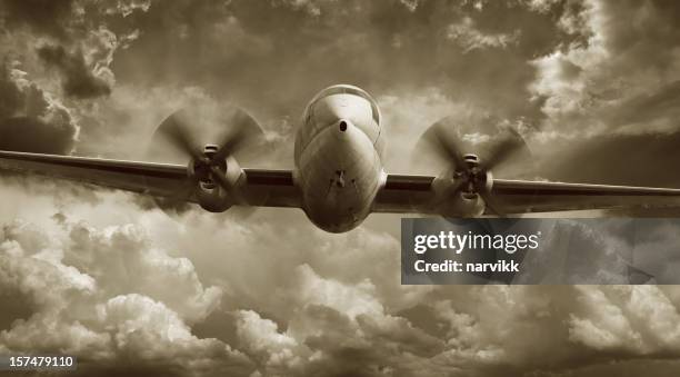 fliegende flugzeug curtiss wright c-46 - bomber stock-fotos und bilder