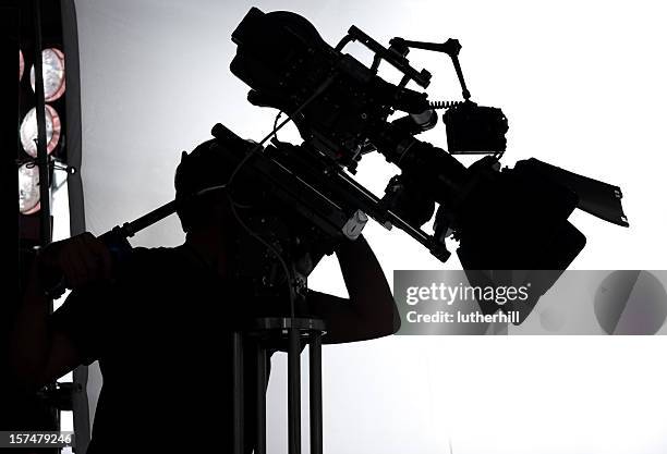 tournage de film avec caméra professionnelle et opérateur - studio de cinéma photos et images de collection