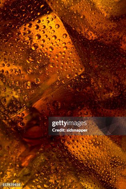 glace de cola avec buée - coca cola photos et images de collection