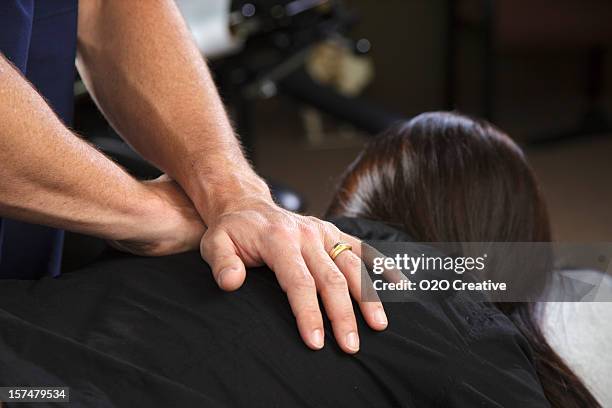 chiropraktiker patienten - mit dem gesicht nach unten stock-fotos und bilder