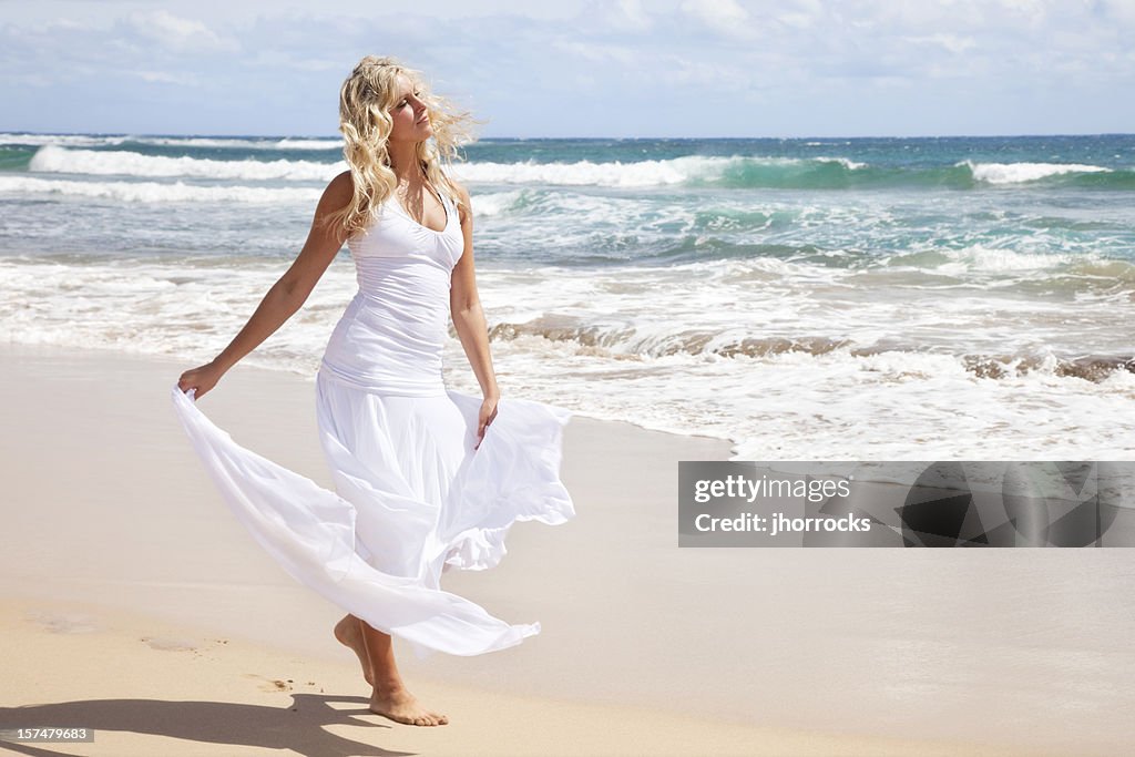 Bela loira jovem Mulher na praia havaiano