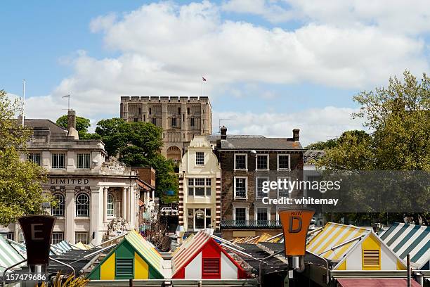castillo de norwich y el mercado - norwich fotografías e imágenes de stock