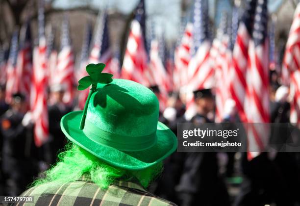 st. patrick's day parade - optocht stockfoto's en -beelden