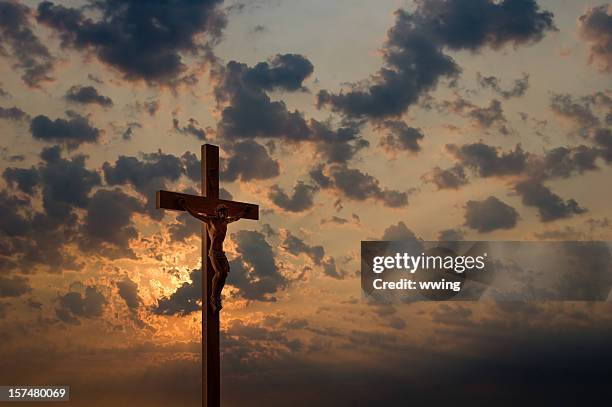 crucifixo e céu dramático - semana santa imagens e fotografias de stock