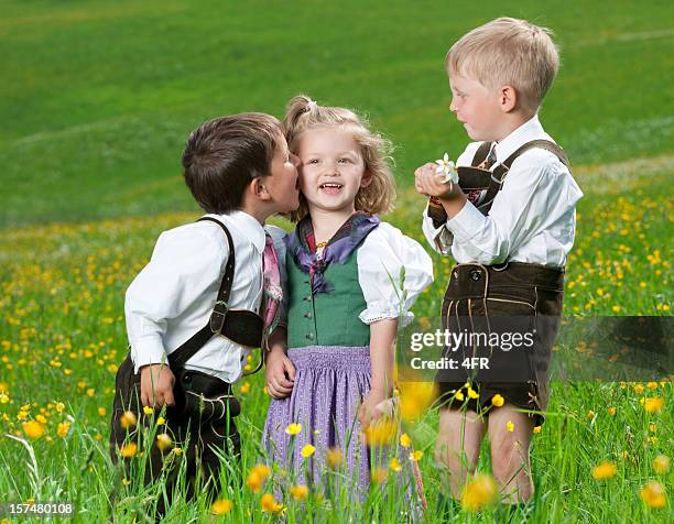 kids whispering - let me tell you a secret - traditionally austrian 個照片及圖片檔