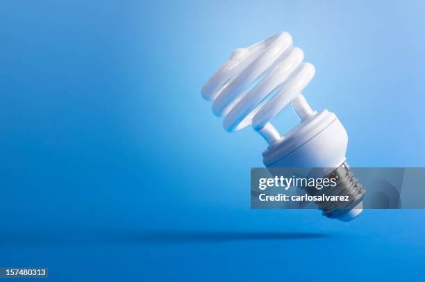 luce fluorescente con clipping path - luce fluorescente foto e immagini stock