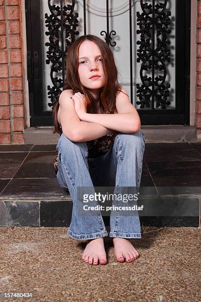 sentarse en el porche - girls barefoot in jeans fotografías e imágenes de stock