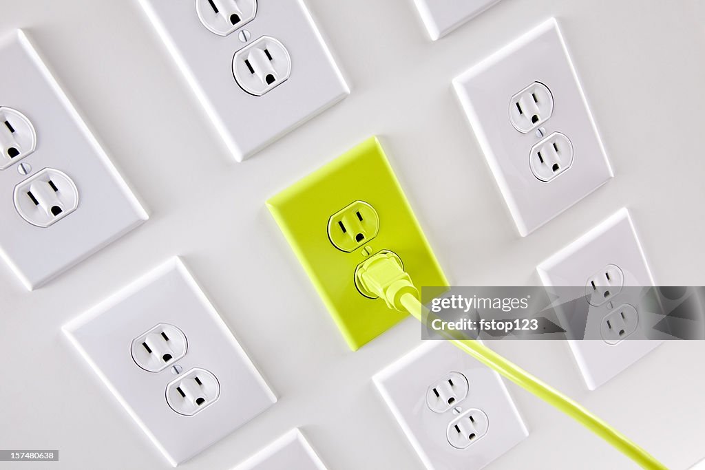 Wand weiß elektrische Stecker mit eine grüne Kordel und outlet