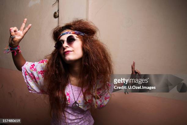hippie-victory - bühnenkostüm stock-fotos und bilder