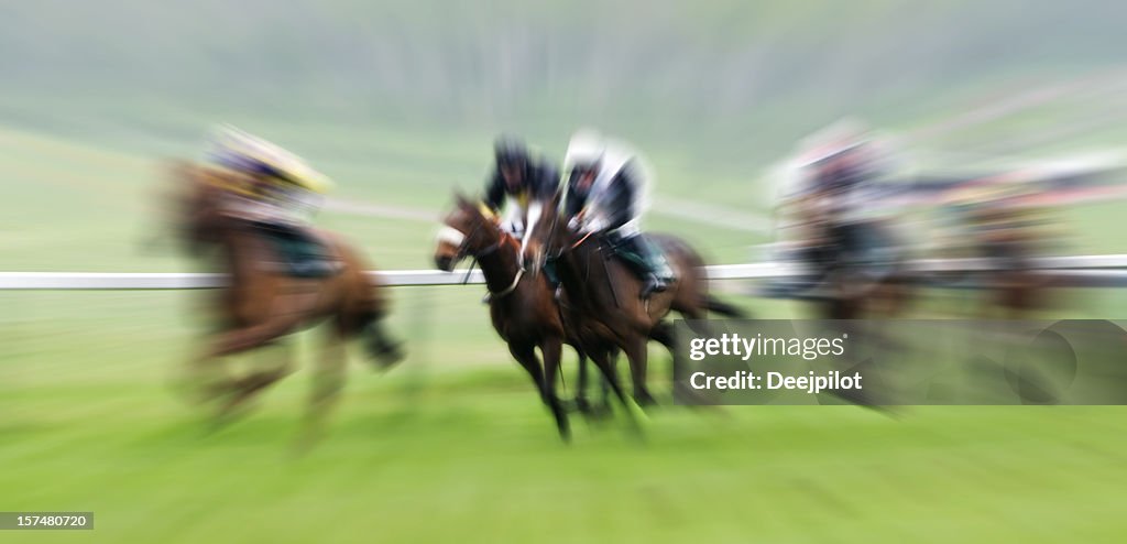 Avec Blur course de chevaux à la course de cheval et Jockies