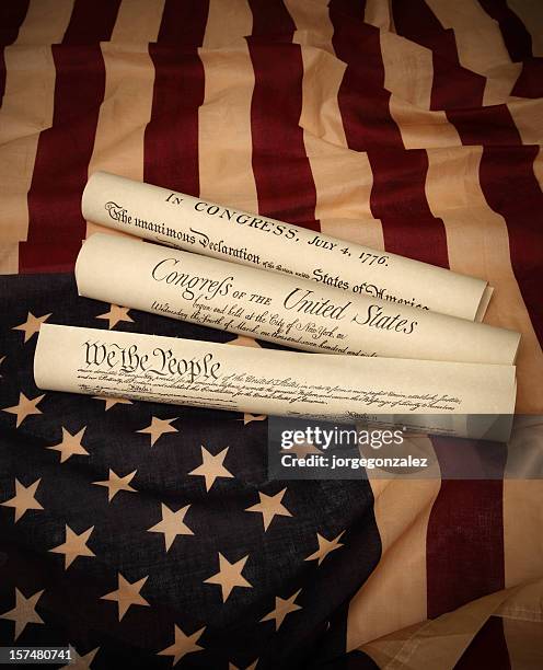 documents of america history and us flag - verklaring van onafhankelijkheid stockfoto's en -beelden