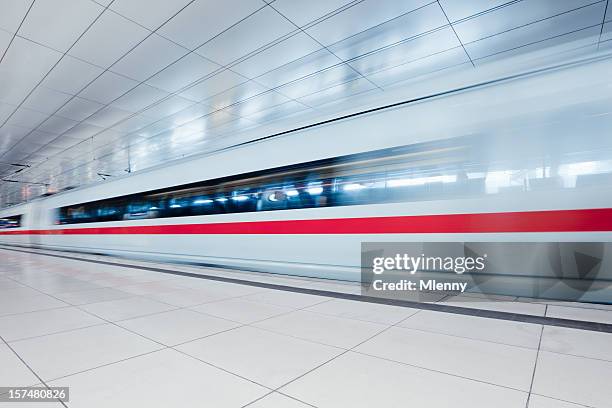 modern urban train station - hogesnelheidstrein stockfoto's en -beelden