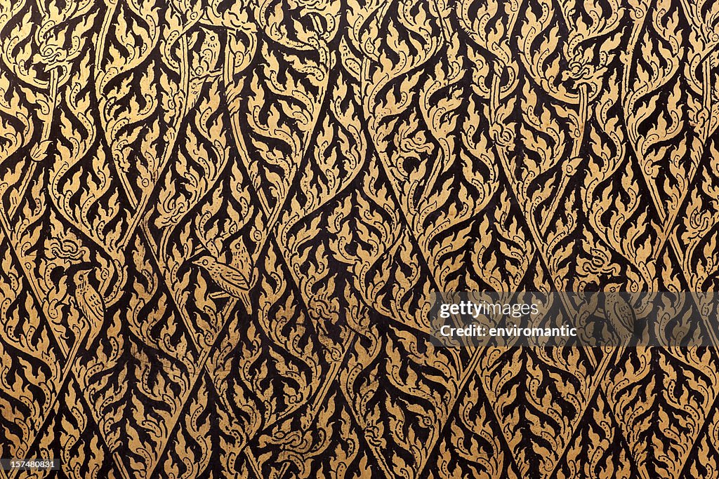 タイをモチーフに装飾金箔の塗料で被膜され、アンティークのキャビネット。