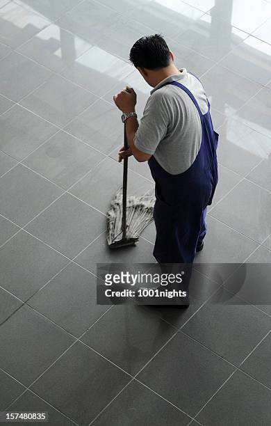 homem limpando o chão - mop - fotografias e filmes do acervo