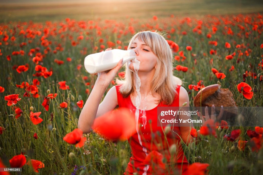 Mujer bebiendo leche de botella