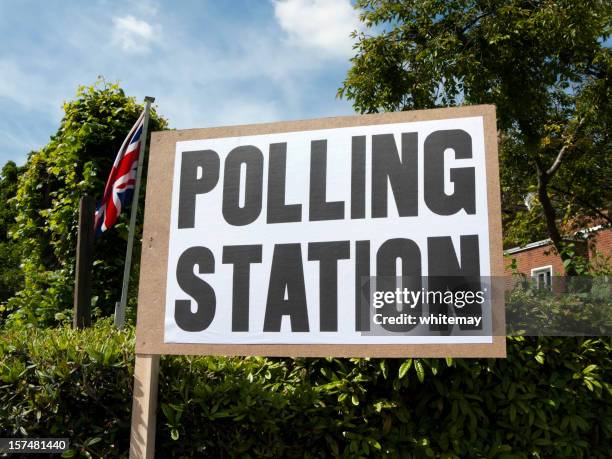 reino unido de los comicios señal con la estación union jack - polling place fotografías e imágenes de stock