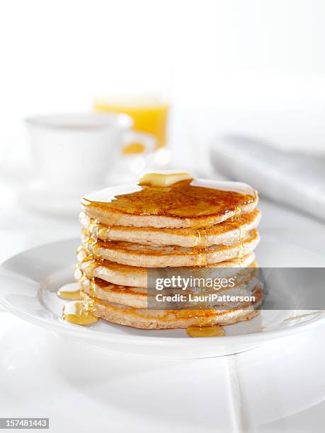 stack of whole wheat pancakes - pancakes stockfoto's en -beelden