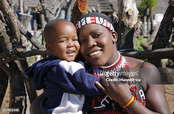 zulu mother with child - zulu women stockfoto's en -beelden