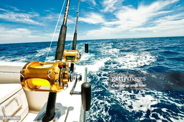 carretel de pesca mar em um barco no mar - pescador - fotografias e filmes do acervo