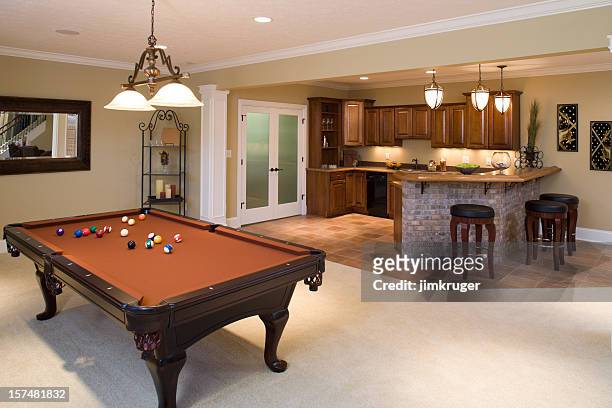 nivel inferior, sala de juegos y bar en residencial casa. - pool table fotografías e imágenes de stock