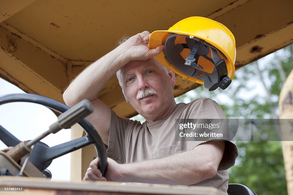 Man driving bulldozer auf Baustelle (XXL