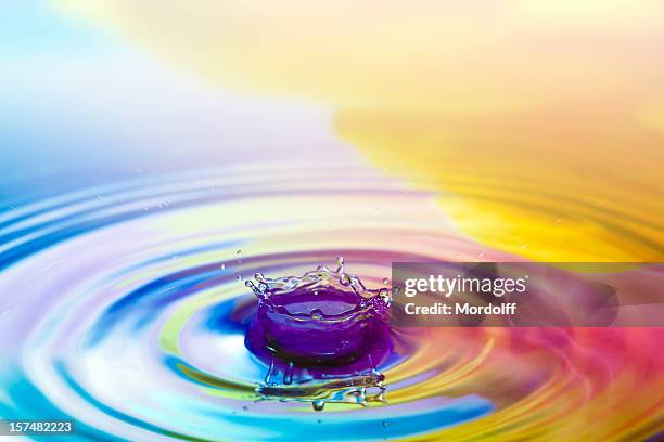 water splash - kleur stockfoto's en -beelden