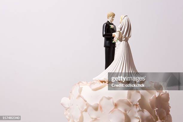 wedding cake and bride and groom cake topper - wedding cake stock pictures, royalty-free photos & images