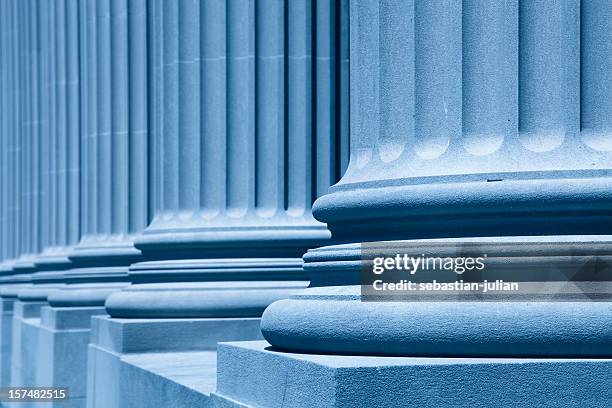 columnas de negocios azul - classic blue fotografías e imágenes de stock