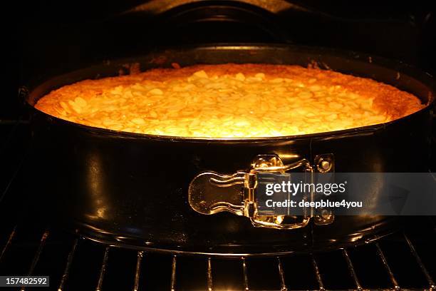 apoyo un pastel de manzana en horno fondo negro. - crumpet fotografías e imágenes de stock