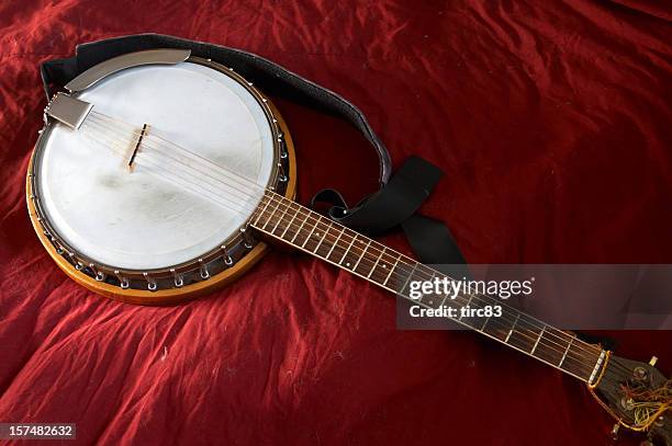 blanc banjo sur fond rouge - banjo photos et images de collection