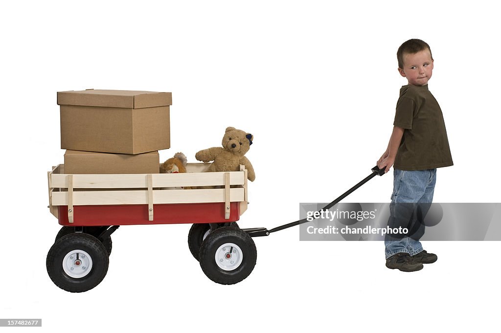 Junge ziehen wagon mit Kartons und Teddybären
