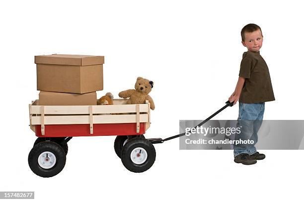 young boy extracción wagon con cajas y osos de peluche - vagón fotografías e imágenes de stock