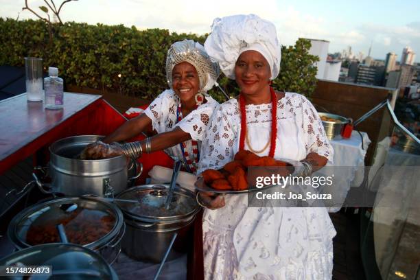 acaraje typisches essen aus bahia - a womans vigna stock-fotos und bilder