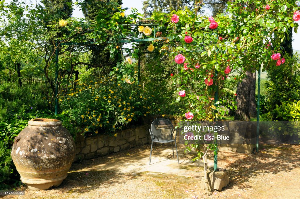 Pavillon mit Rosen