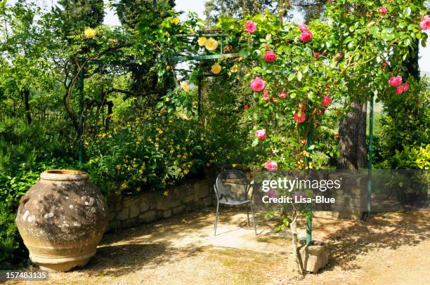 gazebo con rosas - cultura mediterránea fotografías e imágenes de stock