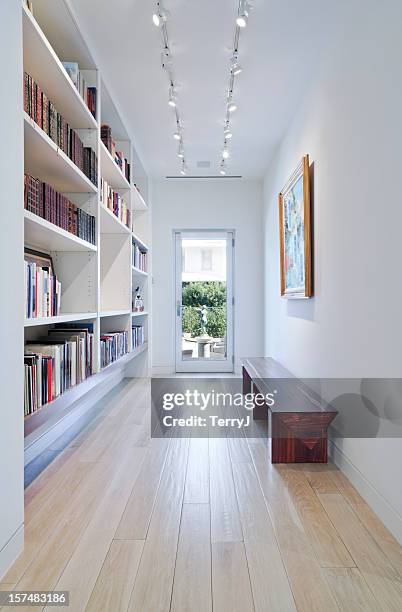 long couloir avec étagères intégrées menant à l'extérieur - hors doeuvre ou entrée photos et images de collection