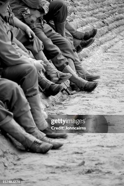 playa de omaha-soldados. - normandy d day fotografías e imágenes de stock