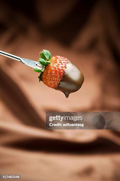 in schokolade getauchte erdbeeren - chocolate covered strawberries stock-fotos und bilder