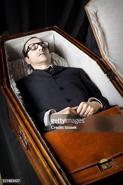 avocat allongé de cercueil - coffin photos et images de collection