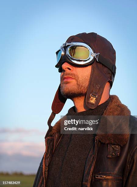 flugzeug pilot im sonnenuntergang - fliegerbrille stock-fotos und bilder