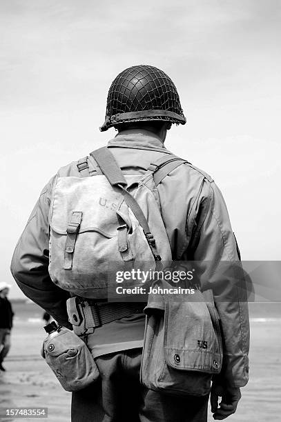 omaha beach soldier. - ceremony to mark the 72nd anniversary of the end of world war ii in paris stockfoto's en -beelden