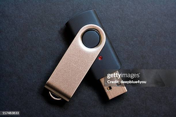 de stockage flash usb avec le voyant del rouge sur fond noir - clé usb photos et images de collection