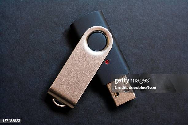 armazenamento em memória flash usb com led vermelha em fundo preto - pen drive - fotografias e filmes do acervo