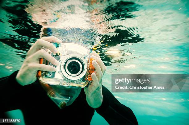 snorkeling fotografo, holga stile - macchina fotografica subacquea foto e immagini stock