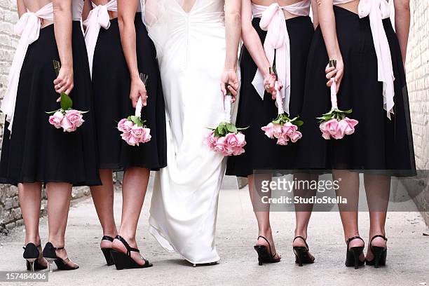 bridal wedding party with pink rose bouquets - bridesmaid stock pictures, royalty-free photos & images
