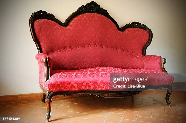 vintage roten sofa - rocaille stock-fotos und bilder