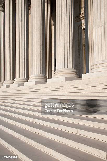 columns and steps outside the us supreme court - gebouw van het amerikaans hooggerechtshof stockfoto's en -beelden