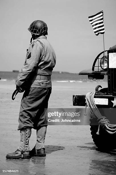 playa de omaha soldier. - normandy d day fotografías e imágenes de stock