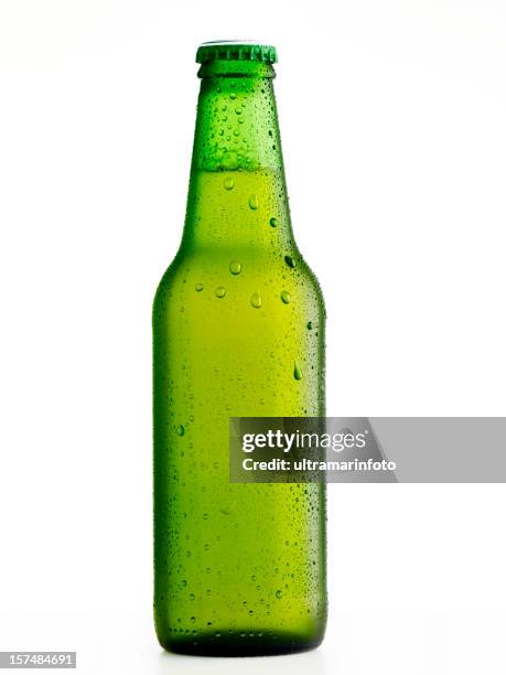 botella de cerveza con fregadero - condensación fotografías e imágenes de stock