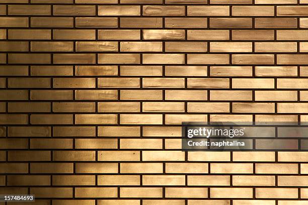 horizontal oro pared de ladrillos - solid gold fotografías e imágenes de stock